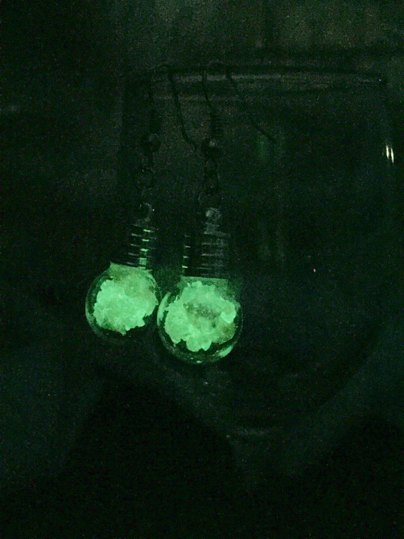光る電球ピアス 2枚目の画像