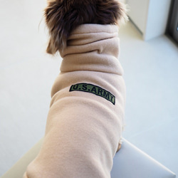 犬服　ダックスちゃんのハイネックタンクトップ　ベージュ　中厚手 6枚目の画像