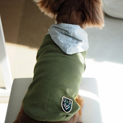 犬服　ダックスちゃんのフード付タンクトップ　カーキー×グレイ 2枚目の画像