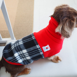 犬服　ダックスちゃんの背中切り替えハイネックタンクトップ　赤×チェック 1枚目の画像