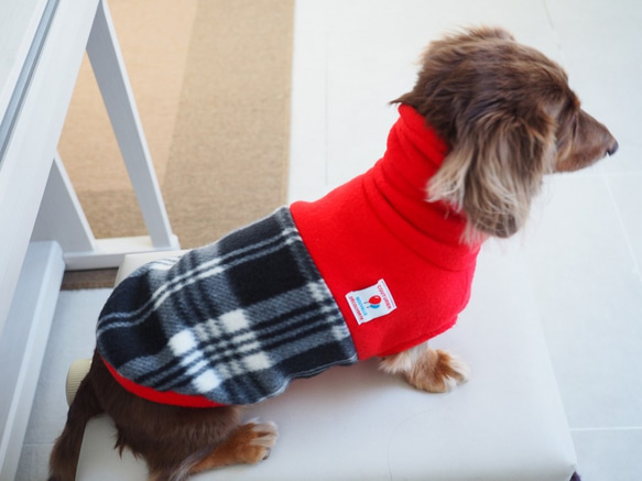 犬服　ダックスちゃんの背中切り替えハイネックタンクトップ　赤×チェック 1枚目の画像