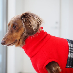 犬服　ダックスちゃんの背中切り替えハイネックタンクトップ　赤×チェック 2枚目の画像