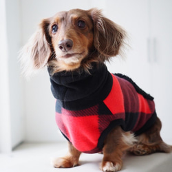 犬服　ダックスちゃんのポケット付ハイネックタンクトップ　赤黒チェック 2枚目の画像