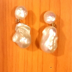 大ぶりの花びらみたいな形のケシパールで作ったピアス 神崎恵