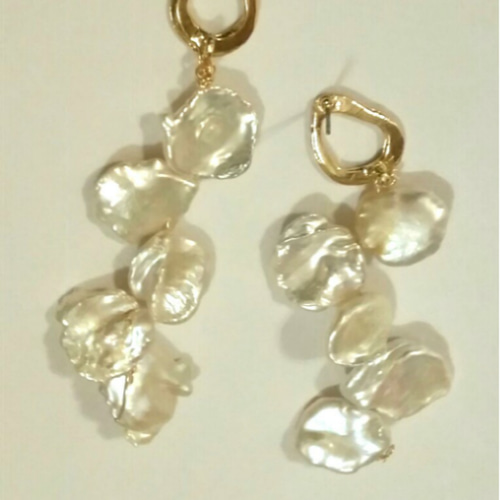 大ぶりの花びらみたいな形のケシパールで作ったピアス 神崎恵さん好き