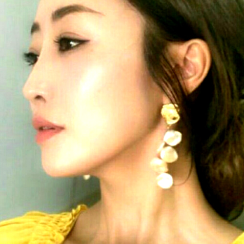 大ぶりの花びらみたいな形のケシパールで作ったピアス 神崎恵さん好き