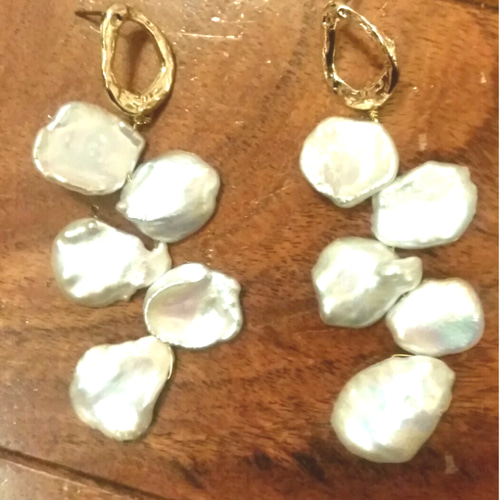 大ぶりの花びらみたいな形のケシパールで作ったピアス 神崎恵さん好き