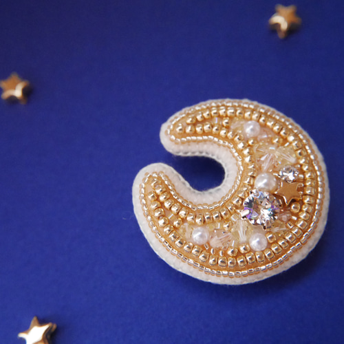 お月様のビーズ刺繍ブローチ 小 (受注生産) ブローチ resin to