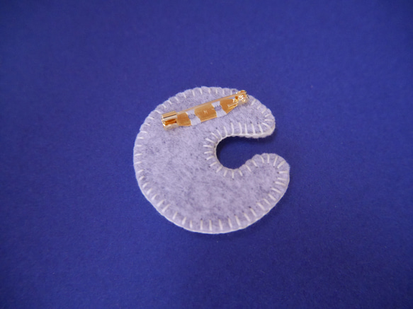 お月様のビーズ刺繍ブローチ　小　(受注生産) 3枚目の画像
