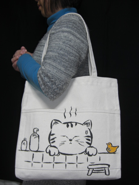 ポケット付きトートバッグ・風呂好きネコ（手摺り・手描き） 5枚目の画像