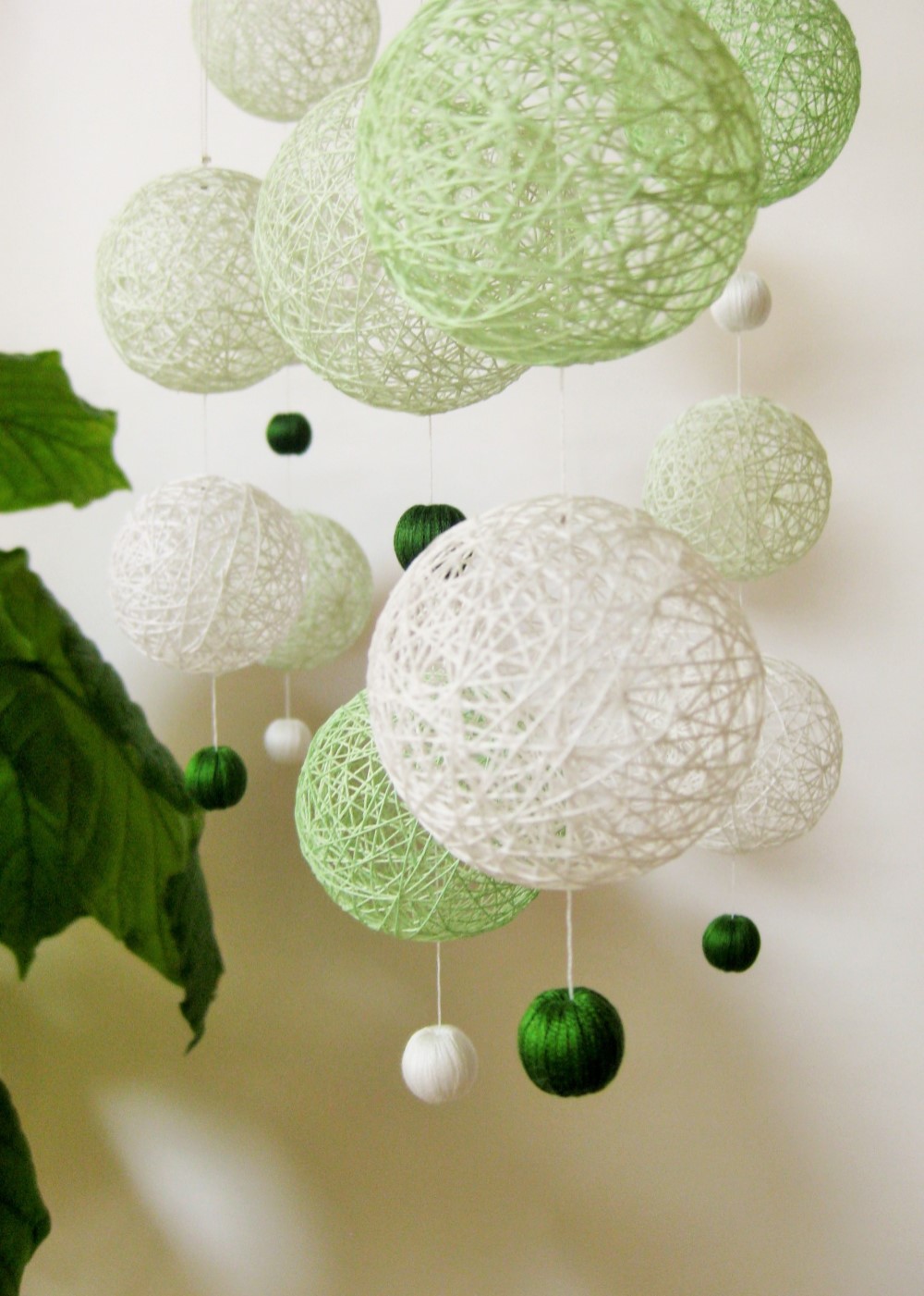 アナベル咲く　糸玉＆巻き玉モビール