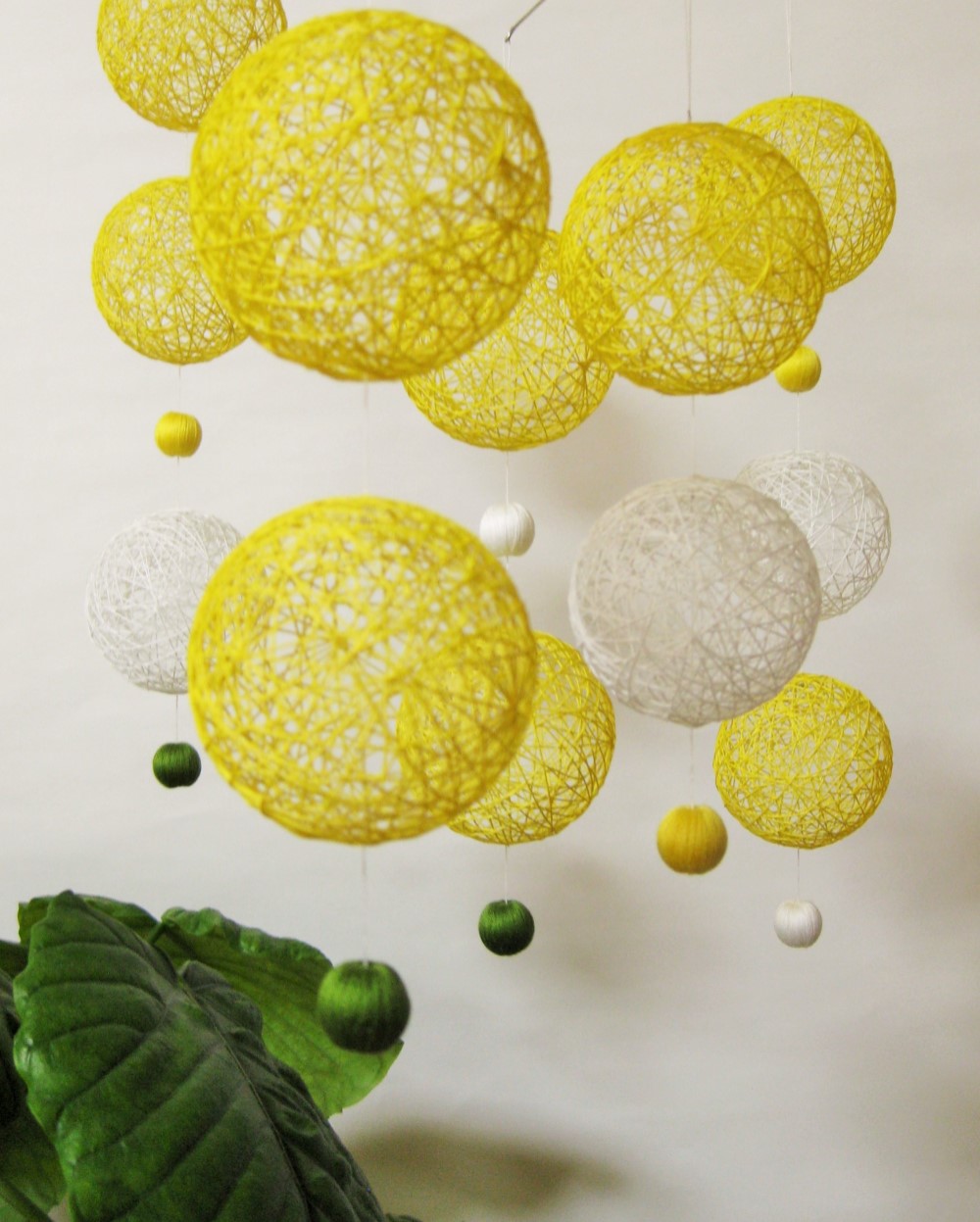 ミモザ咲く　糸玉＆巻き玉モビール