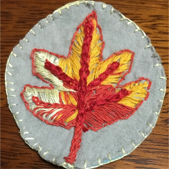 紅葉したもみじのブローチ（ハンドメイド） 1枚目の画像