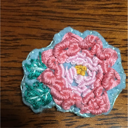 薔薇のブローチ（ハンドメイド） 1枚目の画像