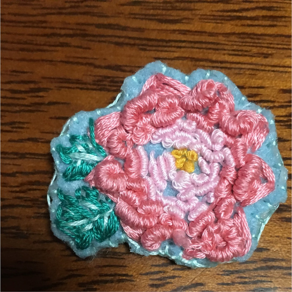 薔薇のブローチ（ハンドメイド） 1枚目の画像