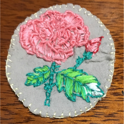 薔薇のブローチ（ハンドメイド） 1枚目の画像