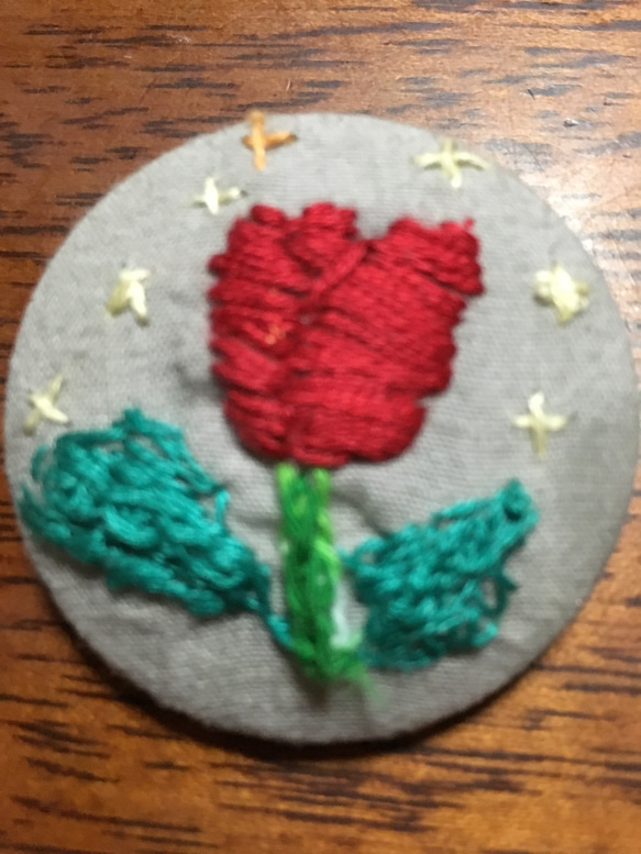 ハンドメイド、チューリップの刺繍のボタンブローチ 1枚目の画像