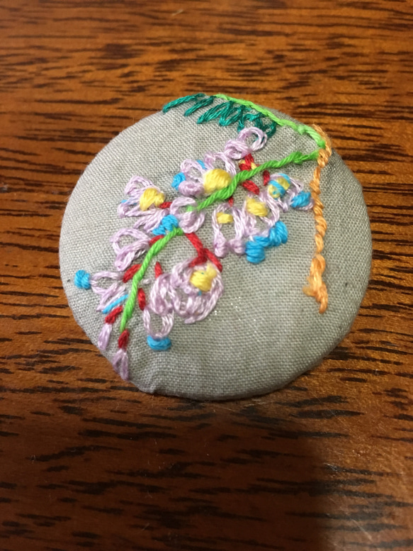 藤の花の刺繍したボタンブローチ（ハンドメイド） 1枚目の画像