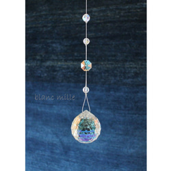 水晶とスワロフスキーのサンキャッチャー　ブルーAB　ボール　40mm　シンプル　クリスタル　キラキラ　インテリア雑貨　 1枚目の画像