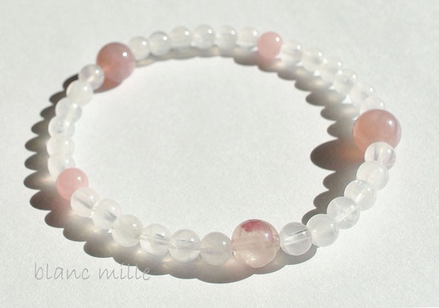 1019　ピンクとホワイトの天然石ブレスレット　ヒマラヤ産ミルキークォーツ　ピンクトルマリンインクォーツ　グァバクォーツ
