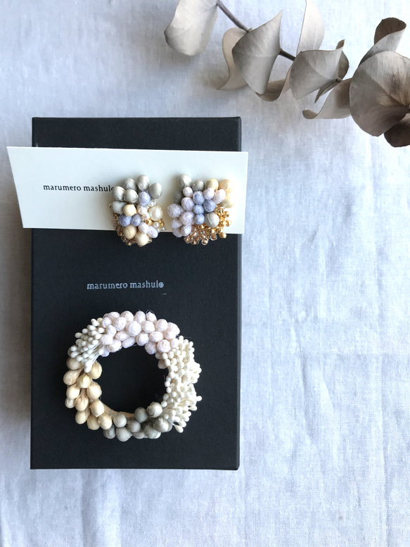 【creema限定福袋】*･気泡 .｡.:布花リースブローチと布花ビーズイヤリングset（ホワイト×グレー×ミルクティ） 1枚目の画像