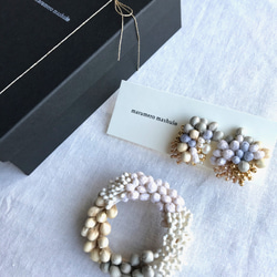 【creema限定福袋】*･気泡 .｡.:布花リースブローチと布花ビーズイヤリングset（ホワイト×グレー×ミルクティ） 2枚目の画像