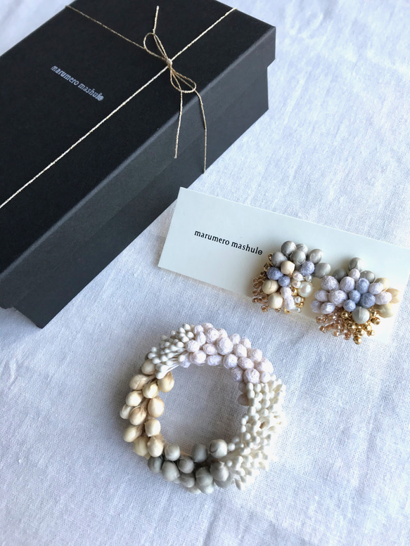 【creema限定福袋】*･気泡 .｡.:布花リースブローチと布花ビーズイヤリングset（ホワイト×グレー×ミルクティ） 2枚目の画像