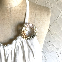 【creema限定福袋】*･気泡 .｡.:布花リースブローチと布花ビーズイヤリングset（ホワイト×グレー×ミルクティ） 3枚目の画像