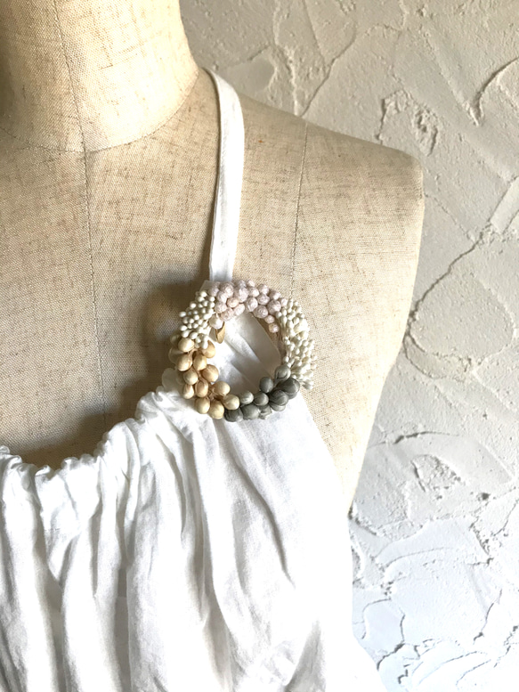 【creema限定福袋】*･気泡 .｡.:布花リースブローチと布花ビーズイヤリングset（ホワイト×グレー×ミルクティ） 3枚目の画像