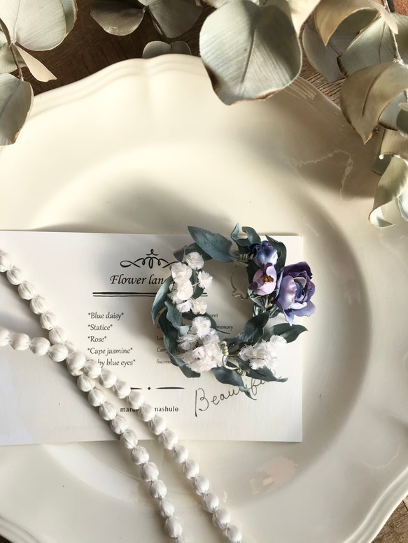 パープルフラワーとかすみ草とユーカリの布花リースコサージュ 1枚目の画像