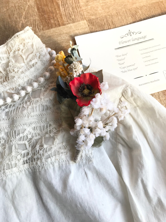 【受注制作】布花　赤いポピーとシロツメクサとミモザのコサージュとかすみ草のコサージュ　2種セット 1枚目の画像