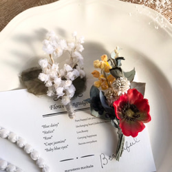 【受注制作】布花　赤いポピーとシロツメクサとミモザのコサージュとかすみ草のコサージュ　2種セット 3枚目の画像