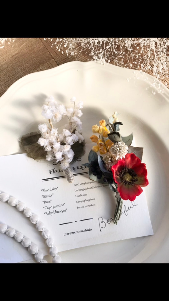 【受注制作】布花　赤いポピーとシロツメクサとミモザのコサージュとかすみ草のコサージュ　2種セット 3枚目の画像