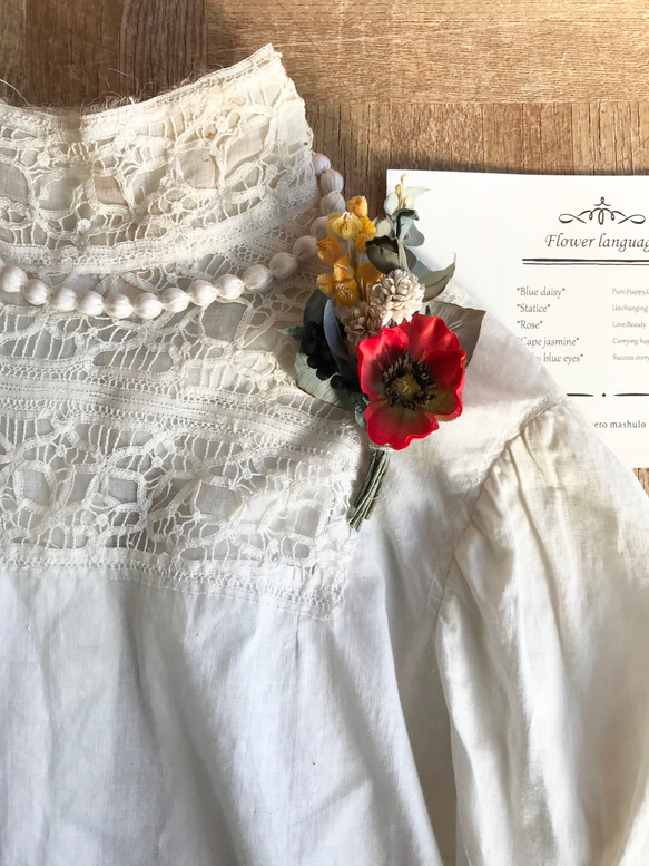 【受注制作】布花　赤いポピーとシロツメクサとミモザのコサージュとかすみ草のコサージュ　2種セット 4枚目の画像