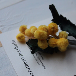 【再販】染花技法で仕立てた　ミモザのブローチ 1枚目の画像