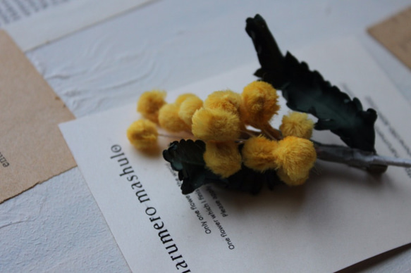 【再販】染花技法で仕立てた　ミモザのブローチ 1枚目の画像