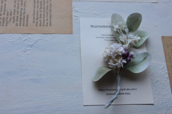 染花技法で仕立てた　ユーカリと小花と木の実のブローチ 3枚目の画像