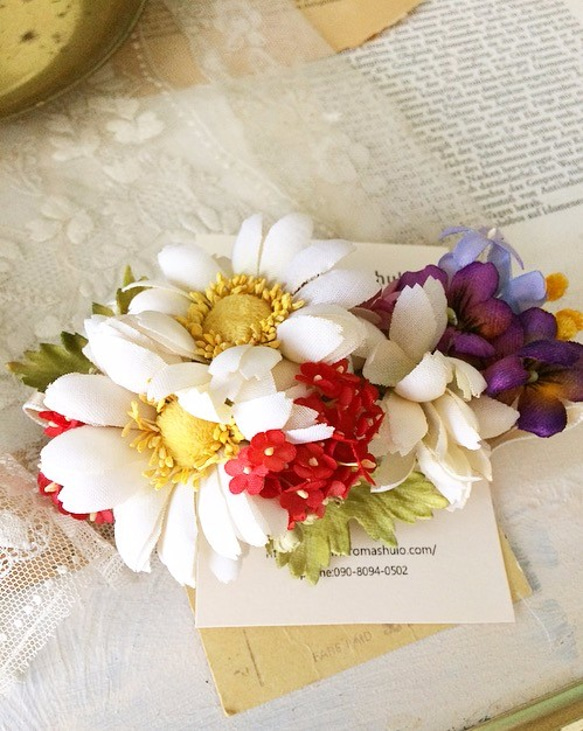 ホワイトマーガレットと小花の髪飾り 1枚目の画像