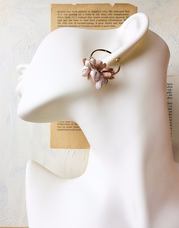 【受注生産】カリッと仕立てた布花フープイヤリング（ベージュ×ホワイトカラー) 2枚目の画像