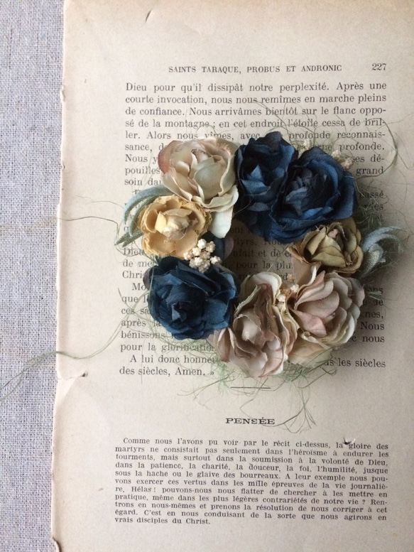 ドライフラワー風に染めた薔薇のブローチ　中サイズ（deep blue＆beige） 1枚目の画像