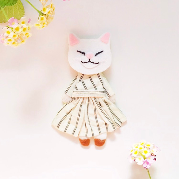 ●夏セール●【きせかえにゃんこ】白猫ワンピセット（フェルト・刺繍・ブローチ・インテリア・夏秋） 1枚目の画像