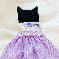 一点物【せなかねこブローチ】ラベンダー宝石箱ワンピースの猫ちゃん（フェルト・刺繍・春色・入園入学・母の日） 2枚目の画像