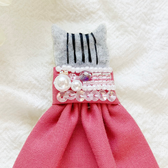 一点物【せなかねこブローチ】桜色宝石箱ワンピースの猫ちゃん（ピンク・パール・フェルト・刺繍・春色・入園入学・母の日） 2枚目の画像