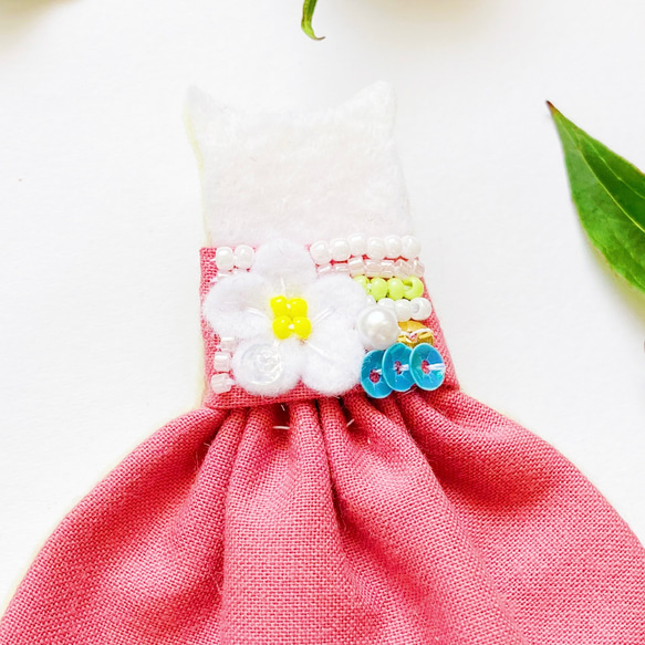 一点物【せなかねこブローチ】いちごの花ワンピースの猫ちゃん（ピンク・フェルト・ビーズ刺繍・春色・母の日） 2枚目の画像