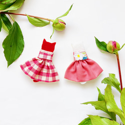 一点物【せなかねこブローチ】いちごの花ワンピースの猫ちゃん（ピンク・フェルト・ビーズ刺繍・春色・母の日） 6枚目の画像