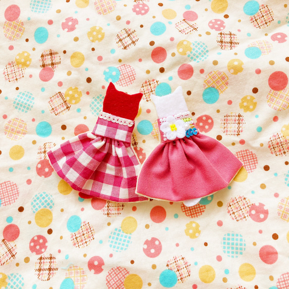 一点物【せなかねこブローチ】いちごの花ワンピースの猫ちゃん（ピンク・フェルト・ビーズ刺繍・春色・母の日） 7枚目の画像