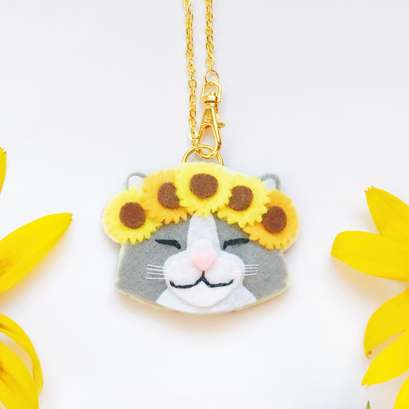 一点物【おねむねこバッグチャーム】ひまわり冠の猫ちゃん（フェルト・刺繍・向日葵・キーホルダー・夏） 1枚目の画像