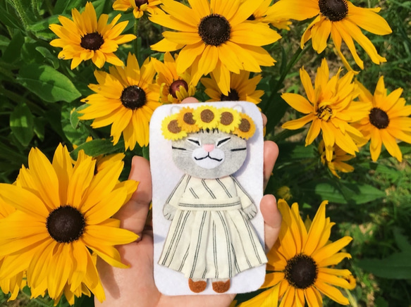 一点物【おねむねこバッグチャーム】ひまわり冠の猫ちゃん（フェルト・刺繍・向日葵・キーホルダー・夏） 8枚目の画像