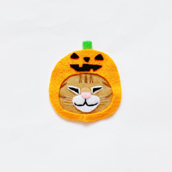 ●セール●完成品一点物【おねむねこブローチ】かぼちゃ茶トラちゃん（ハロウィン・フェルト・猫・刺繍・秋・パンプキン) 2枚目の画像