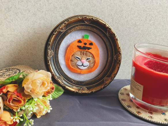 ●セール●完成品一点物【おねむねこブローチ】かぼちゃ茶トラちゃん（ハロウィン・フェルト・猫・刺繍・秋・パンプキン) 1枚目の画像